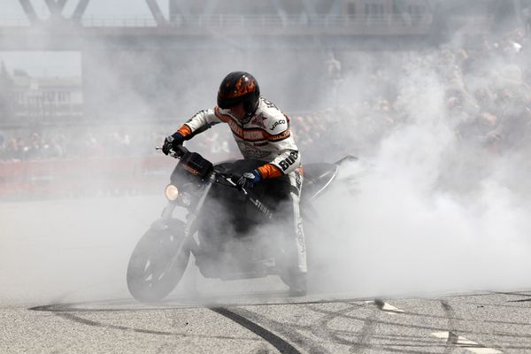 HarleyHH2011   195.jpg - Hamburger Harley Days 2011, Harley Davidson,  Stunt Show mit Rainer Schwarz, stunts, stuntshow,